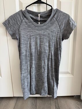 lululemon athletica Heathered Gray Short Sleeve Seamless Tee